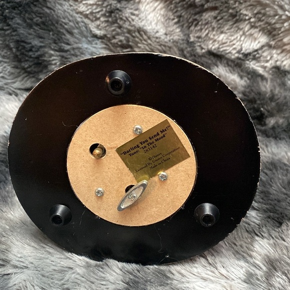 Mickey Minnie We're Steppin' Out!
Music Box Disney - Picture 10 of 17